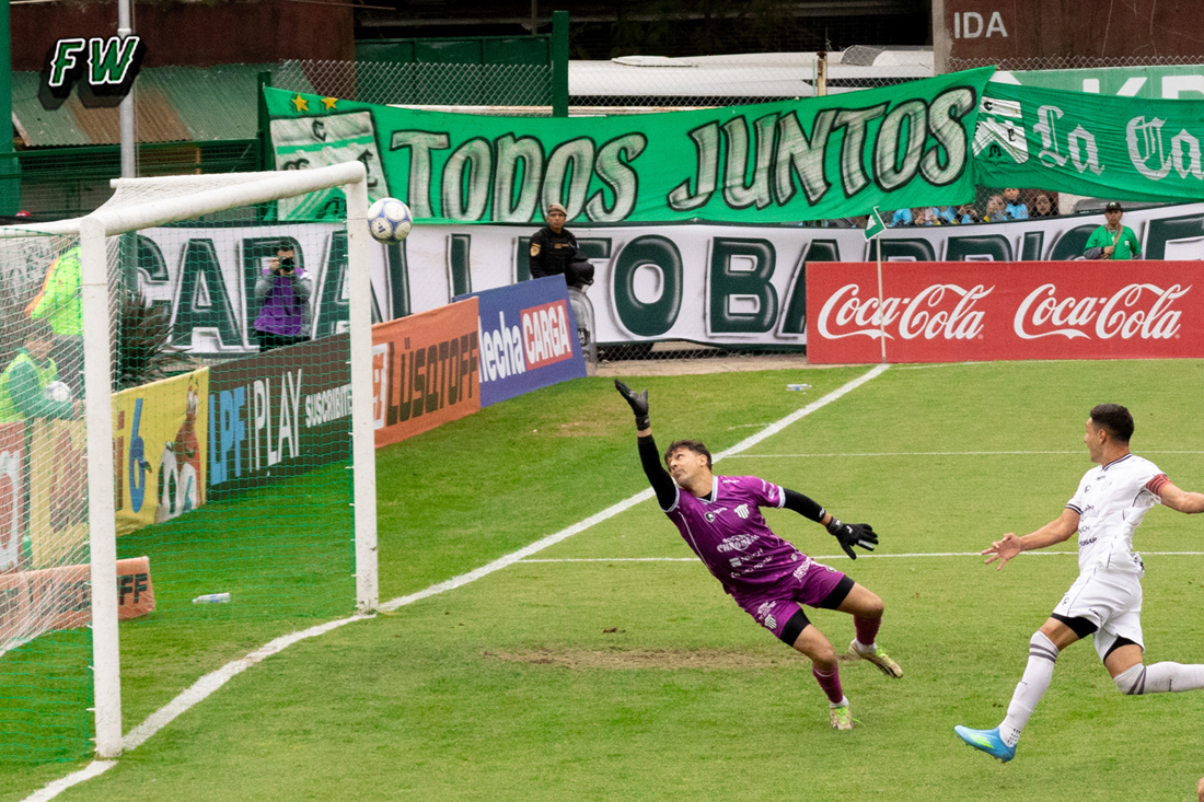 La pelota pega en el el travesa�o